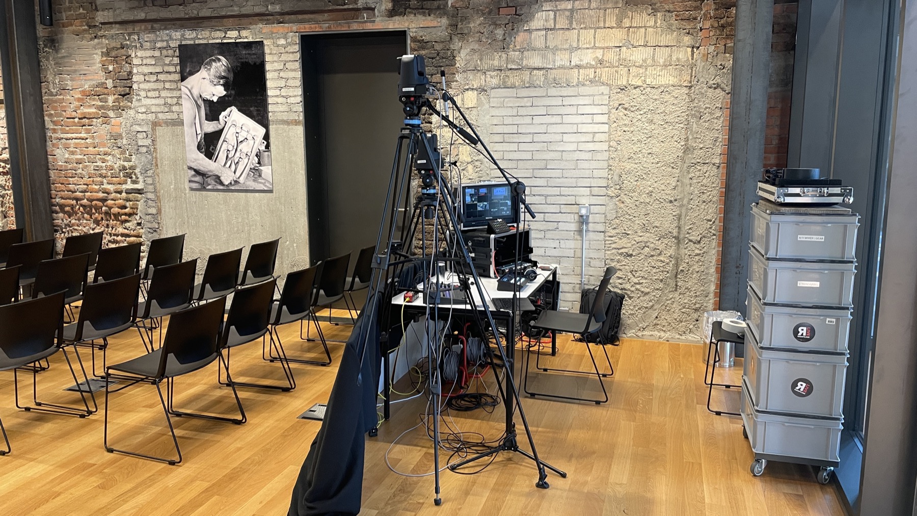 Kamera-Setup mit Stativ, Monitoren, Kabeln und Cases